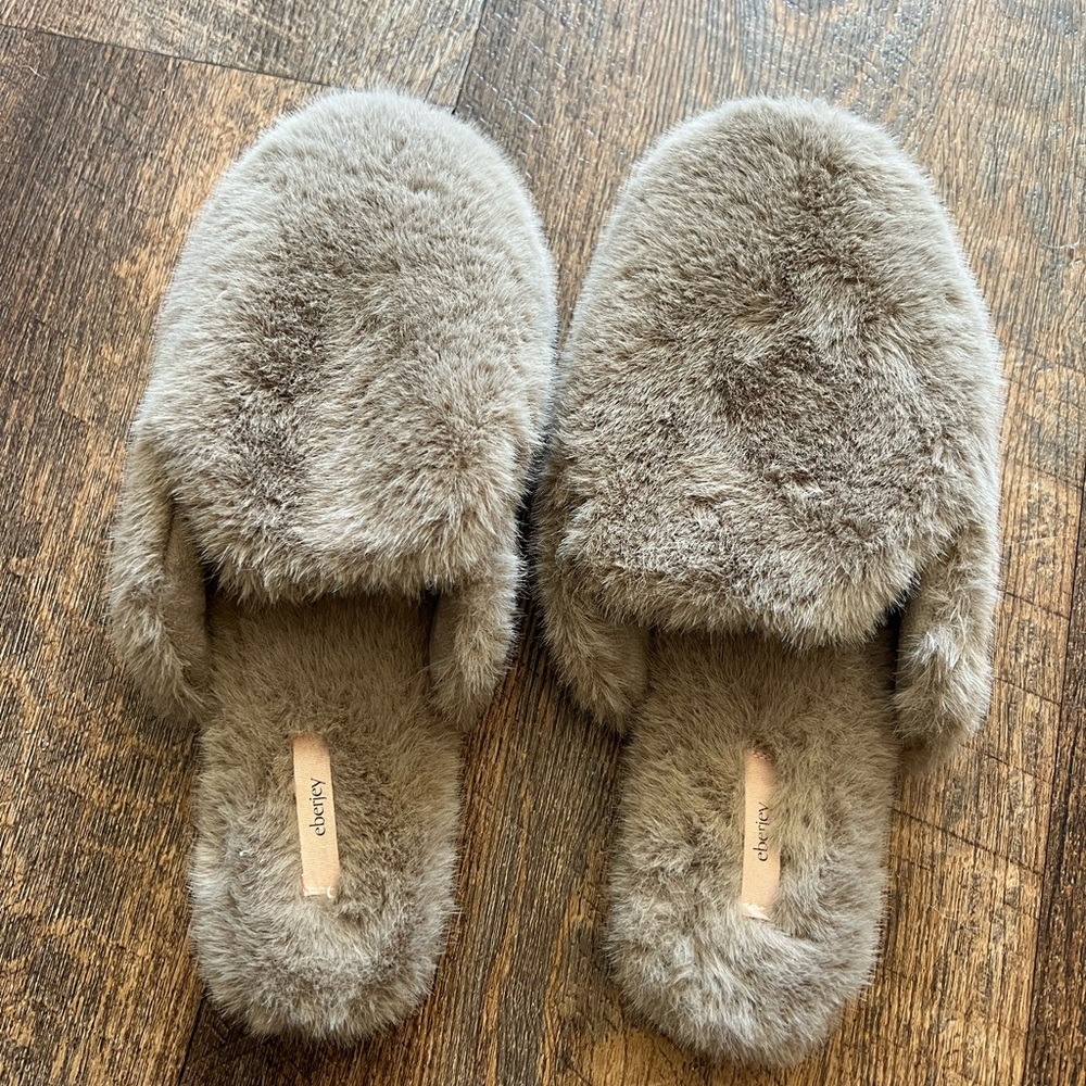 Eberjey Plush Mule Slippers…Super Comfy + Warm w/ rubber soles 
Sz M EUC